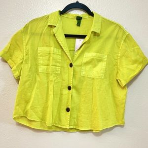 NWT Cropped short sleeve distressed button up shirt with buttons and a collar